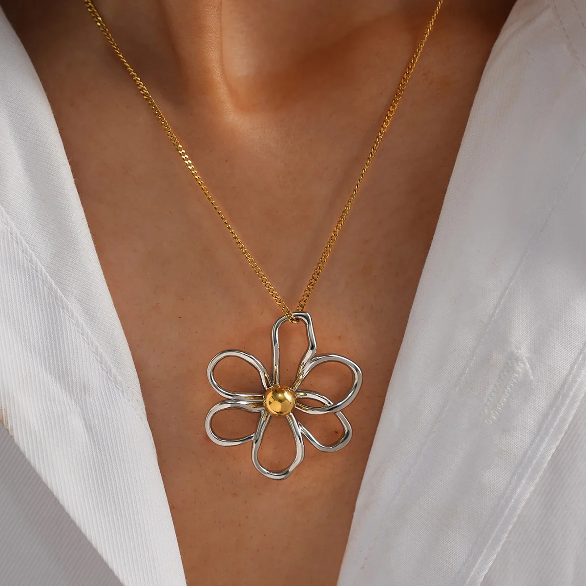 Fashion Hollow Flower Stainless Steel Necklace 18K Gold Plated Waterproof High Quality Jewelry For Daily Wear Vacation Seaside 251031