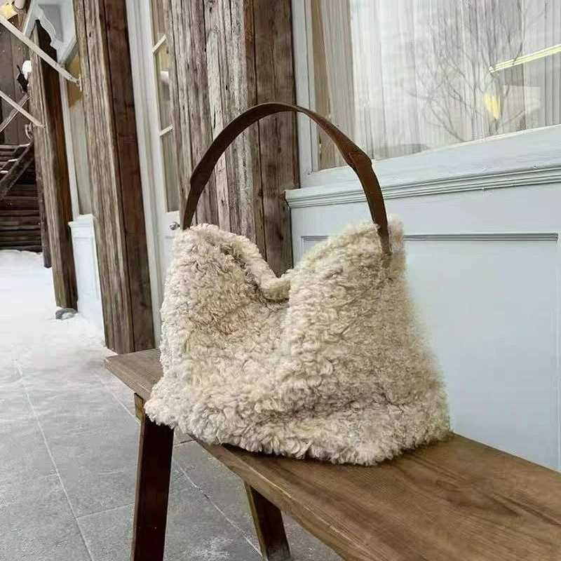 Niche Design Plush Handbag Single Shoulder Womens Bag 2025 Autumn Winter New Lamb Wool Large Capacity Tote Bags Z251104