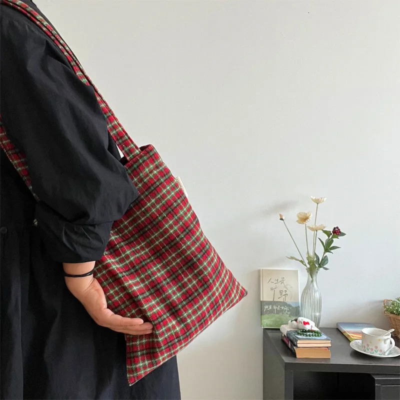 Contrast Color Plaid Wool Shoulder Bags for Women Fall Winter Portable Casual Tote Bag Large Capacity Female Christmas Handbags 251104