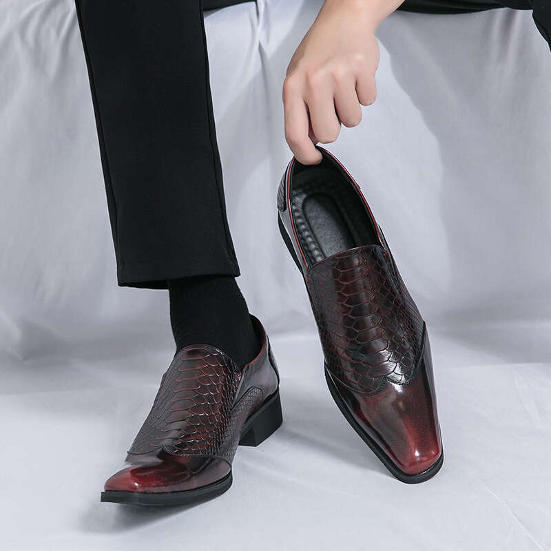 Large men's shoes, fashionable pointed loafers, trendy leopard print, one foot hairstylist's small leather shoes