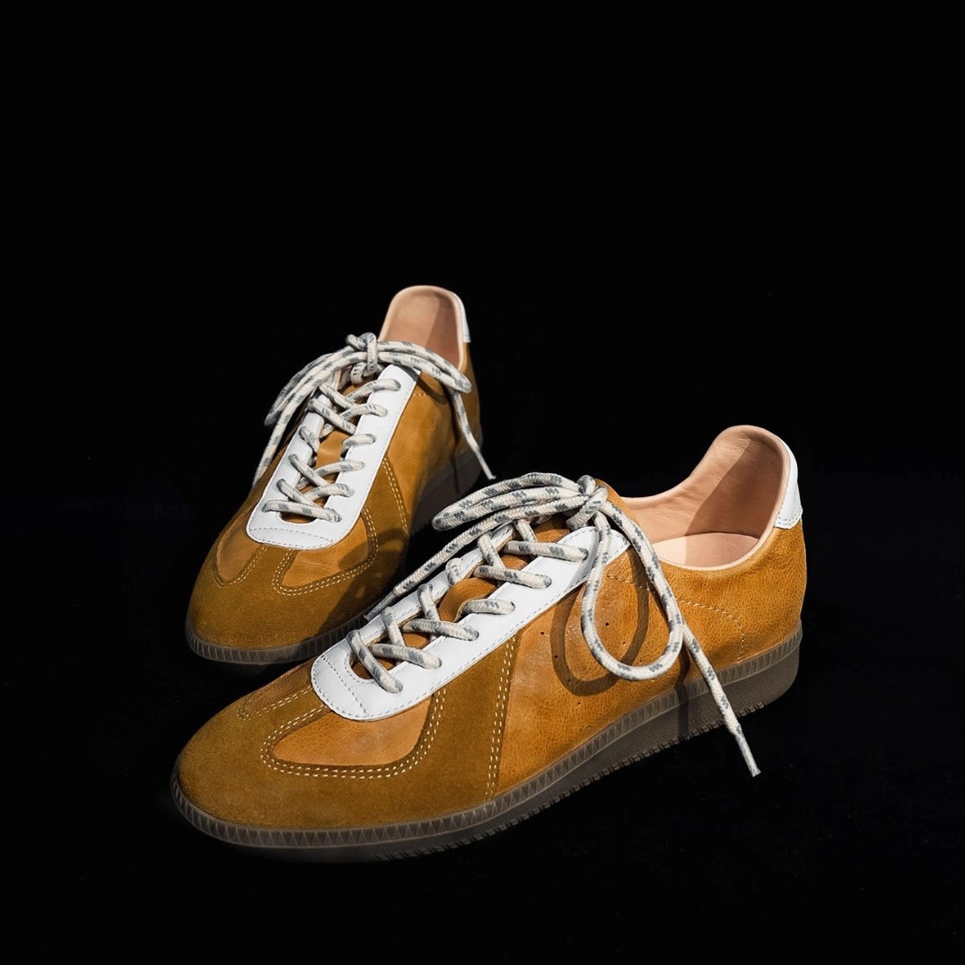 Retro contrast splicing platform training shoes women's 2025 new comfortable and lightweight round toe lace-up casual Forrest Gump shoes