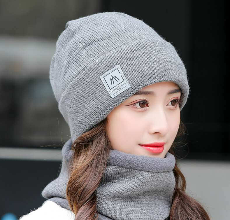 Warm winter knitted hat and scarf set, ideal for keeping warm and cold, cold weather and outdoor activities