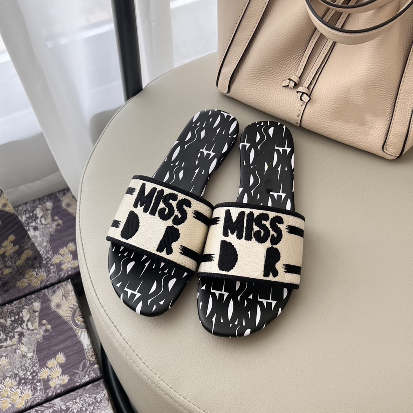 French designer women's latest AAA premium Open Toe flat hand woven soft and comfortable beach casual slippers Women's flat slippers sizes 35-42