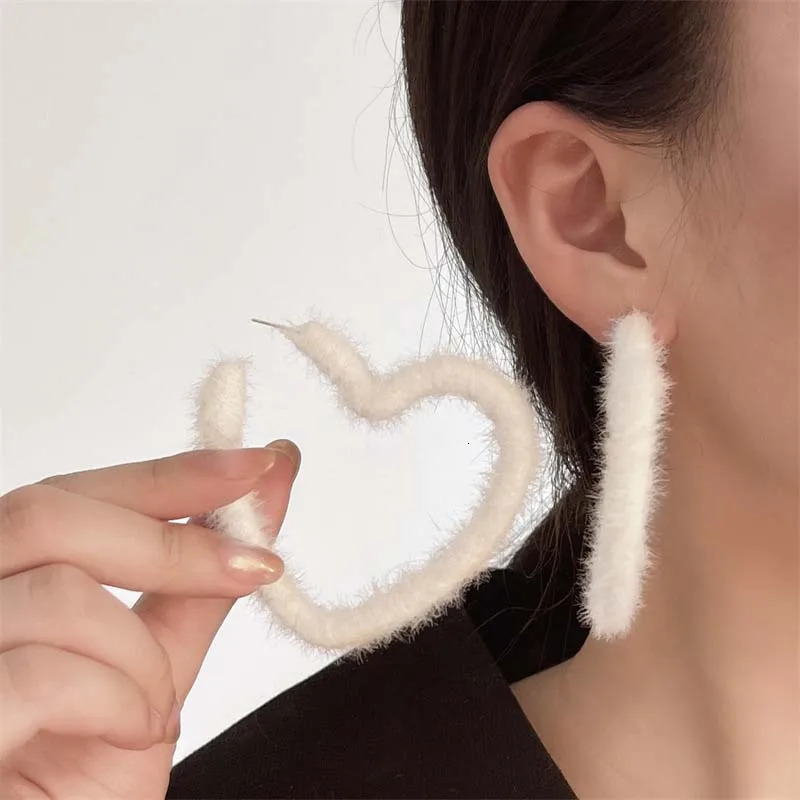 Korean Sweet White Plush Heart Hoop Earrings for Women Exaggerated Flocking CShaped Earrings Wedding Party Jewelry Gift 251131