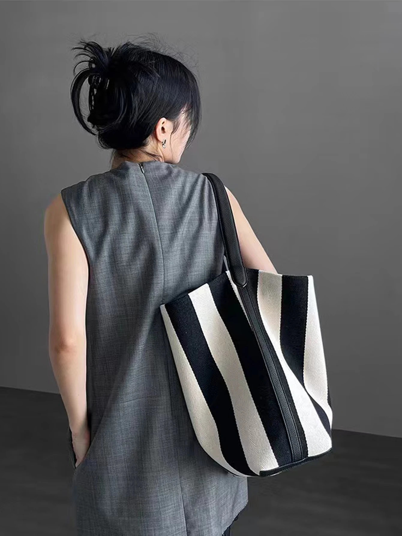 Black and white striped contrast handbag large capacity womens canvas shoulder bag fashionable simple 250401