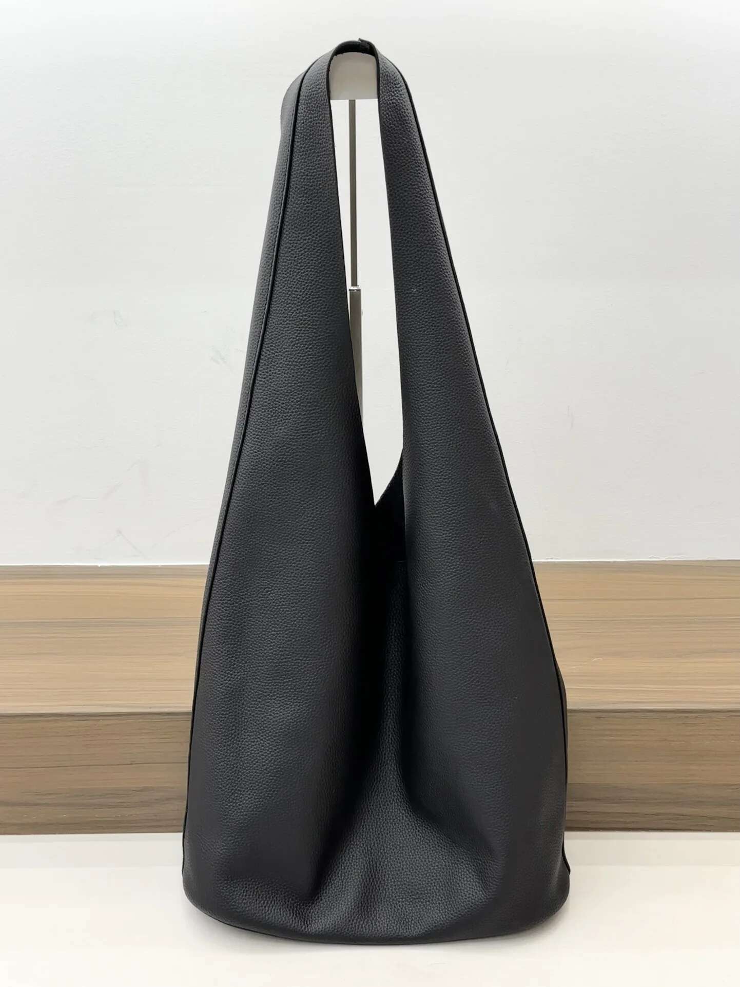 2025 Spring Trending Quiet Hobo Soft Slouchy Leather Shoulder Bag For Work Travel Minimalist Aesthetic