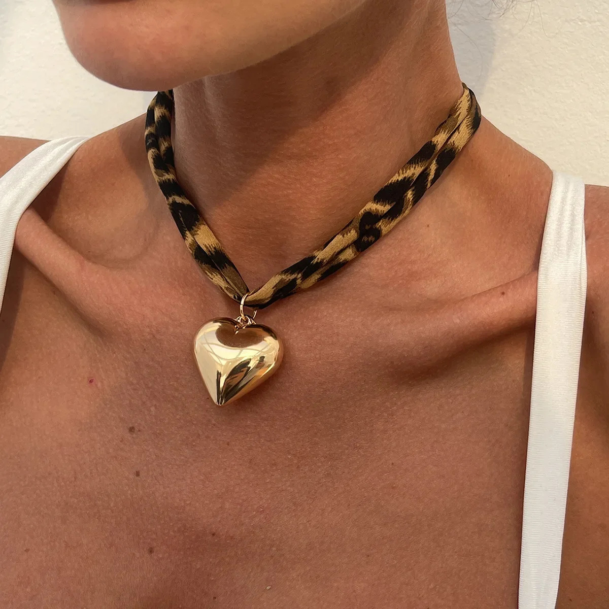 Ocean Style Metal Conch Starfish Heart Pendant Necklace Women Sexy Leopard Print Cotton Choker Necklace Party 2025 Jewelry 251031