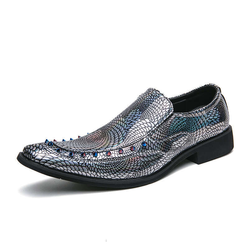 Large Chelsea color changing pointed leather shoes, sizes 33-45, generous and fashionable willow nail fish scale loafers