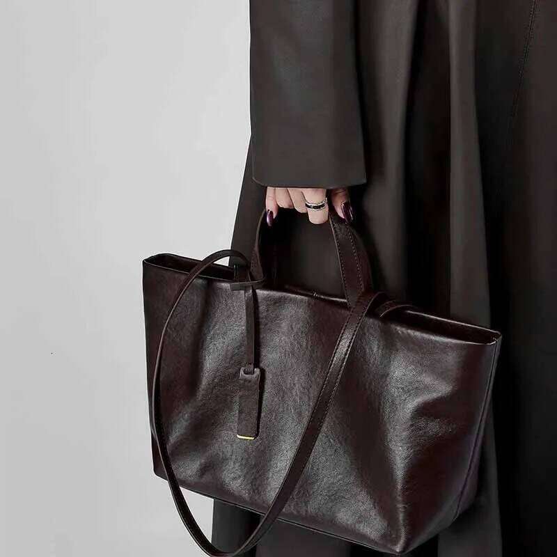 Korean Fashionable Woman Shoulder Soft Leather Large Capacity Square Fashion Tote Bag Handbag Shopping Underarm Bags 251105