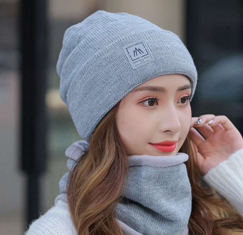 Warm winter knitted hat and scarf set, ideal for keeping warm and cold, cold weather and outdoor activities