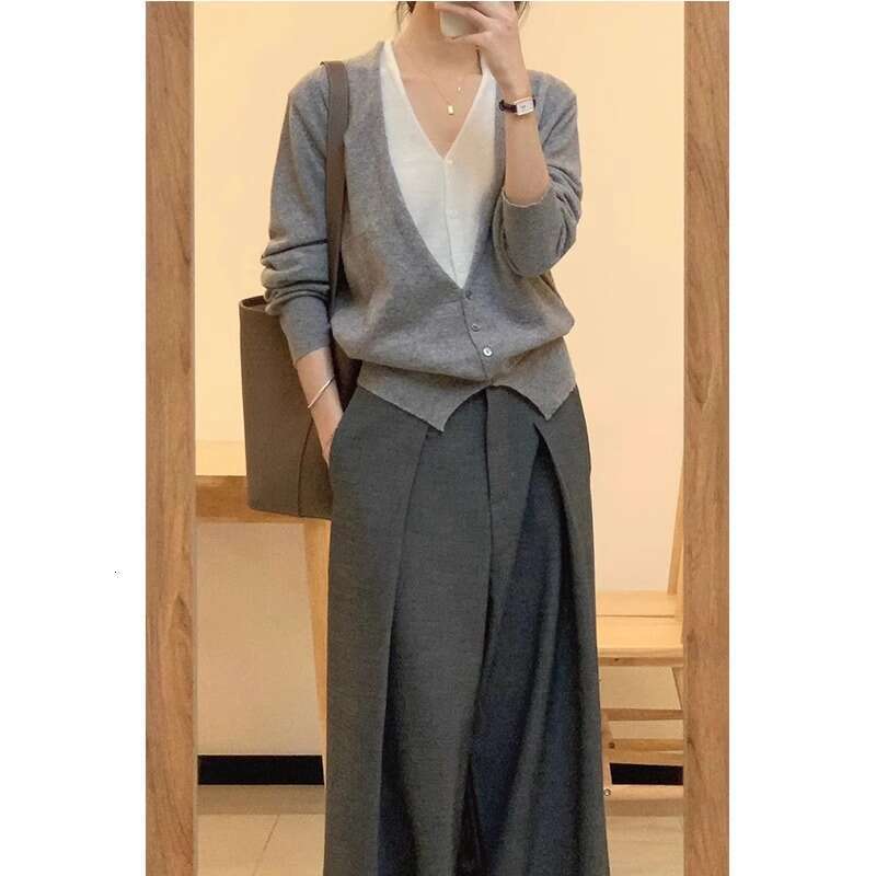Fake Two-Piece V-Neck Knitted Cardigan Early Autumn Women's Design Sense Niche French Loose Short Long Sleeve Top Gray B5