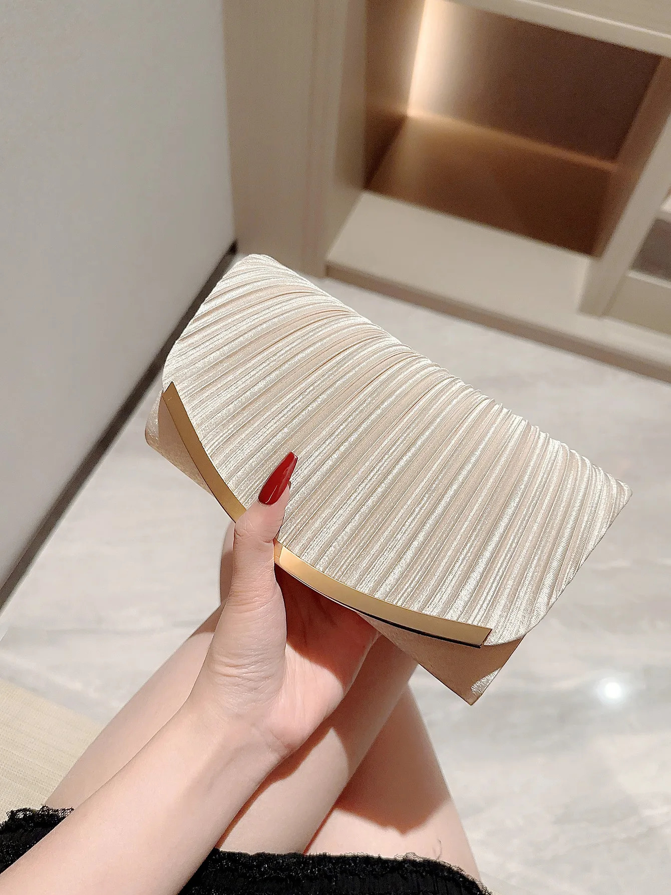 Womens fashion pleated clutch evening bag metal strip decoration party dance ball bag wedding bag wedding gift bag 250402