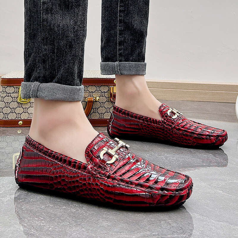Large casual and fashionable bean sizes 38-48, one foot fashion red lazy shoes, wedding men's shoes