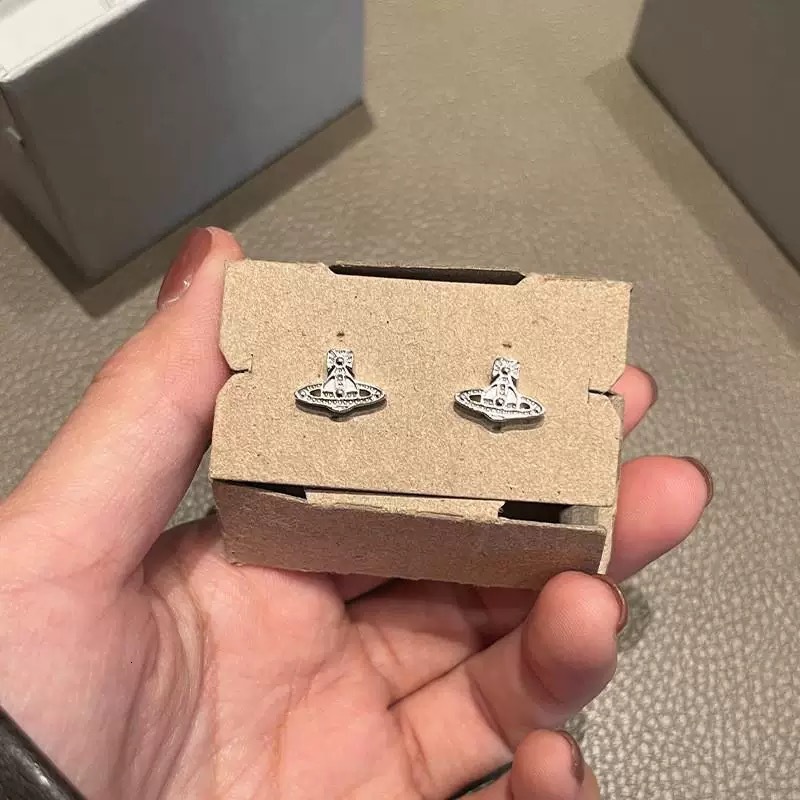 Designer Viviennen West Wood Saturn New Empress Dowager Oslo Relief Mini Saturn Earrings Simple and High-end Mini Flat Small Saturn Earrings