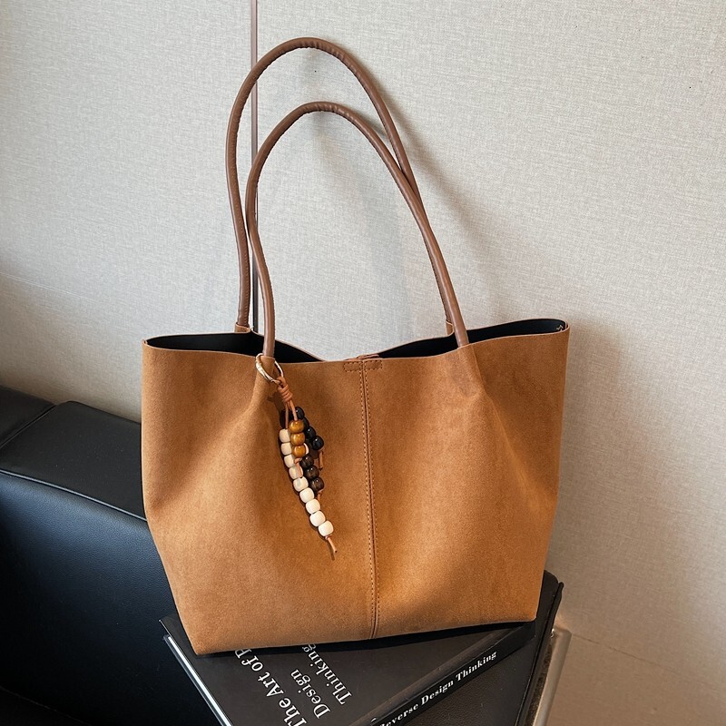 Hot-Selling Retro Melad Large Capacity for Women 2025 New Versatile Commuter Shoulder Handheld Tote Bag