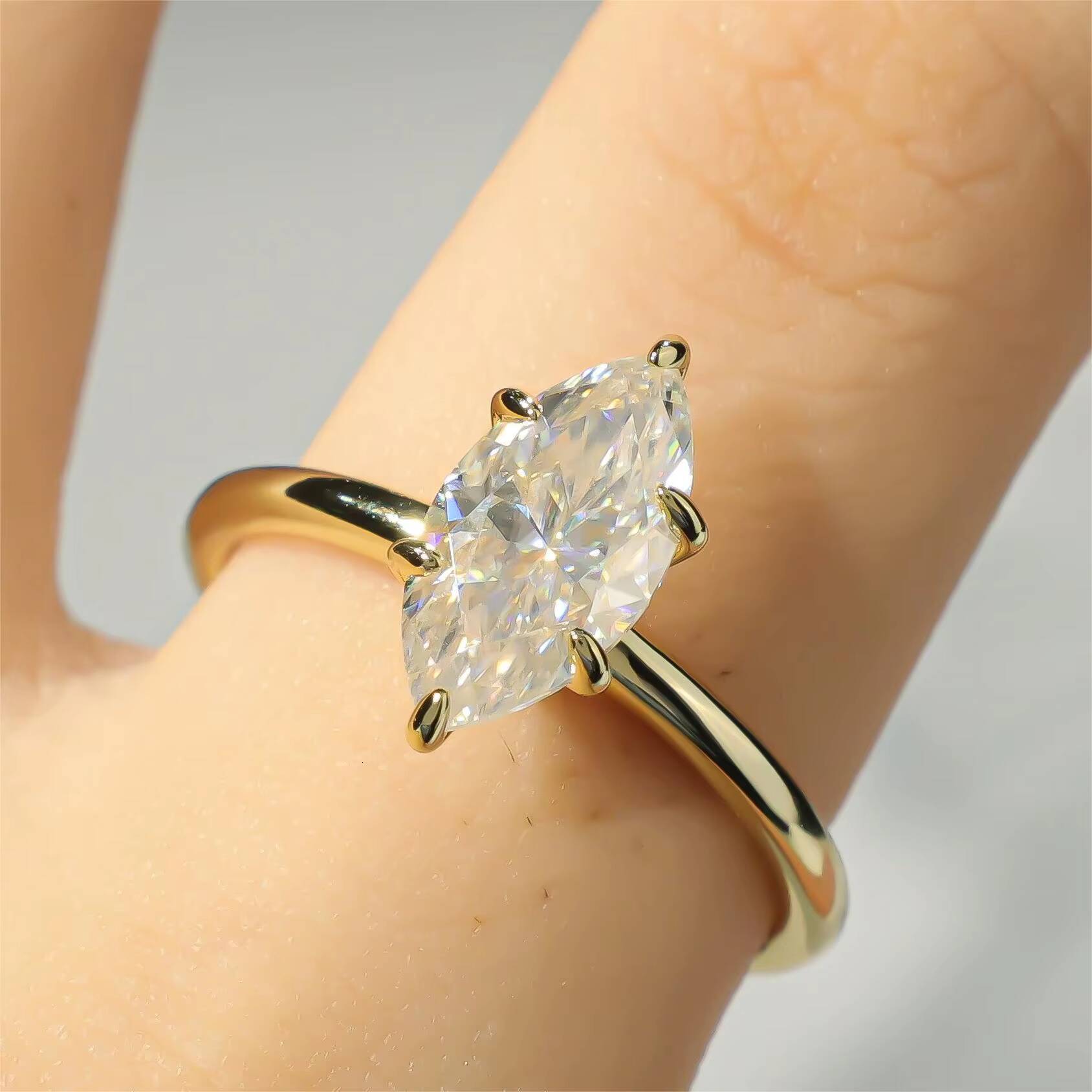 Factory Wholesale Custom 10K 14K 18K Real Solid Gold Au750 Gold Moissanite Marquise Diamond Engagement Solitaire Ring