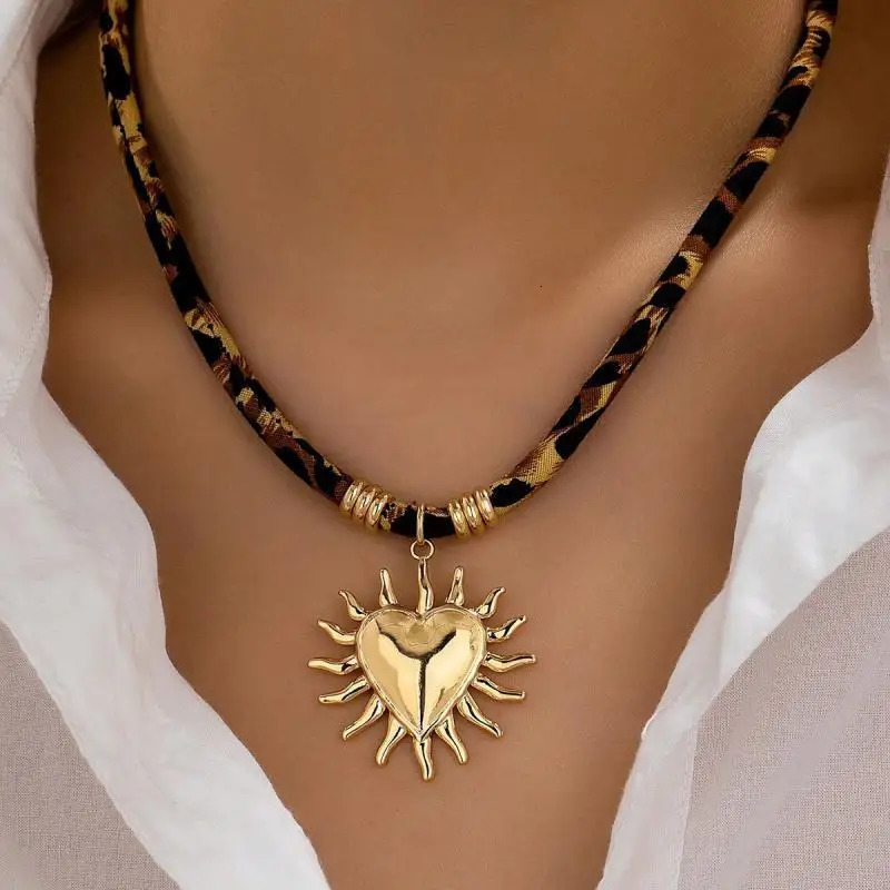 Bohemia Stainless Steel Starfish Heart Pendant Necklaces for Women Fashion Leopard Print Velvet Rope Necklaces Jewelry Gifts 251031