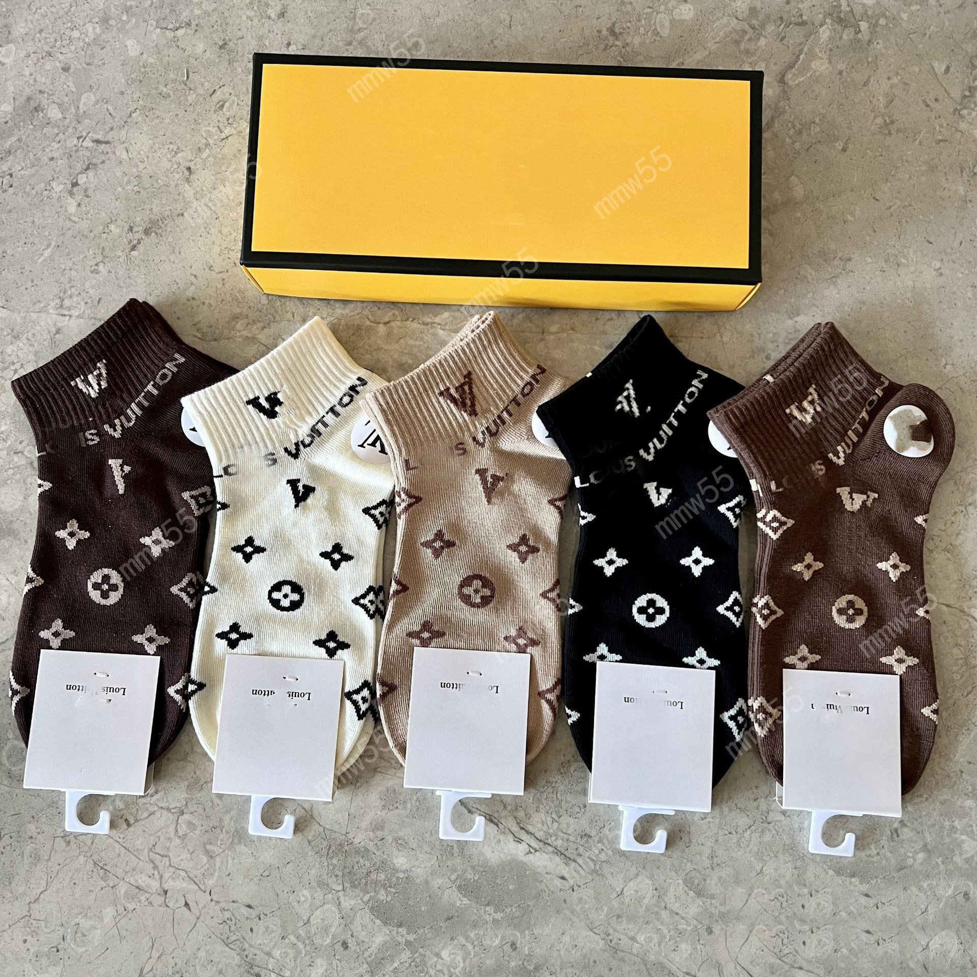 New men's and women's socks from a top designer in a five-pair set, classic mid-calf women's socks, running sports letter socks for all four seasons