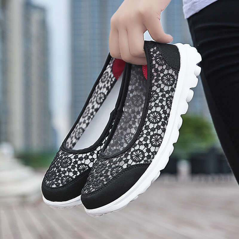 Large size for spring summer, new lace casual flat middle-aged and elderly walking mother's shoes, foot stomping women's shoes
