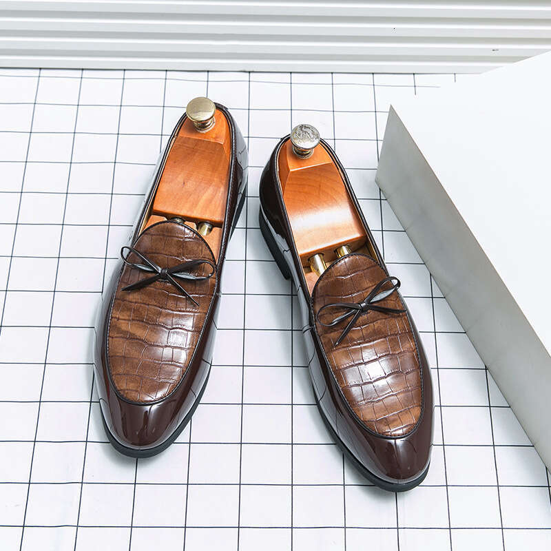 Men's shoes in plus size, new casual leather fashionable men's foot covers, business dress shoes, trendy British style, loafers