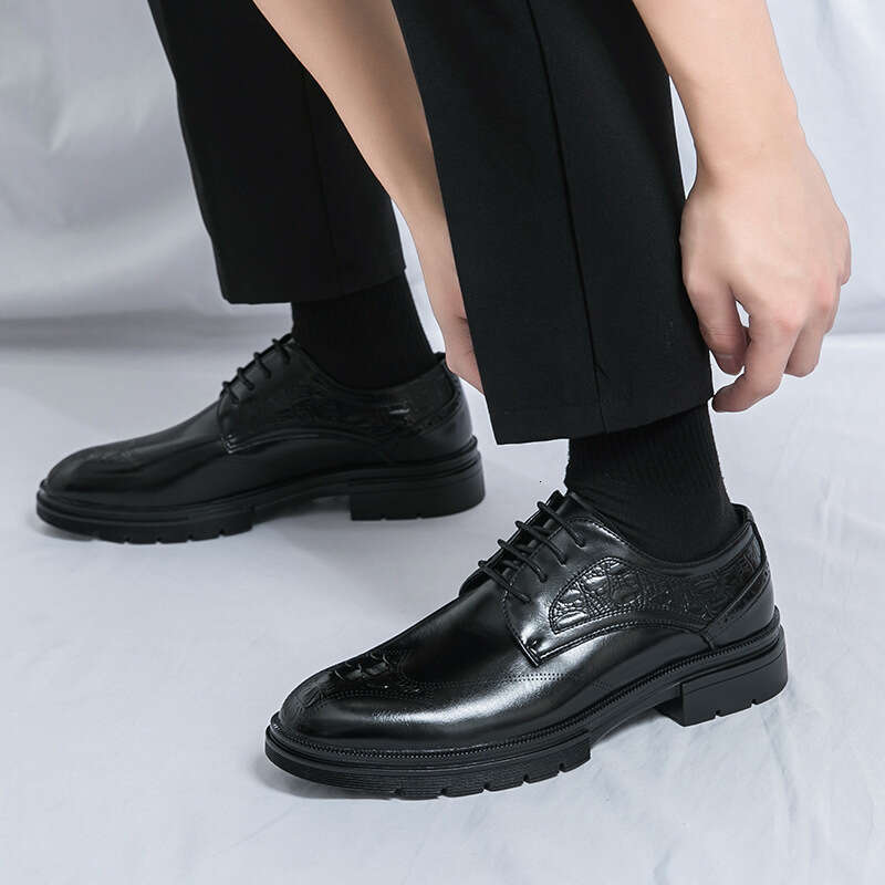 Men's in plus size, new casual leather fashionable men's business shoes, Korean version, trendy groom's wedding shoes