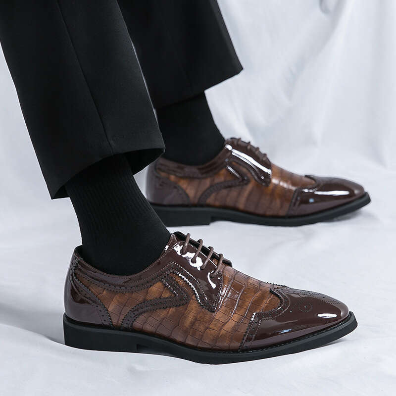 Men's oversized new fashionable men's Block carved shoes, patent leather glossy lace up wedding shoes