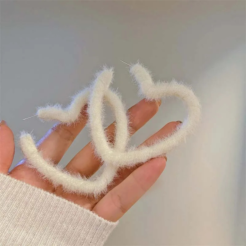 Korean Sweet White Plush Heart Hoop Earrings for Women Exaggerated Flocking CShaped Earrings Wedding Party Jewelry Gift 251131