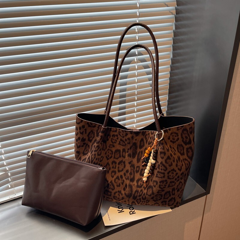 Hot-Selling Retro Melad Large Capacity for Women 2025 New Versatile Commuter Shoulder Handheld Tote Bag