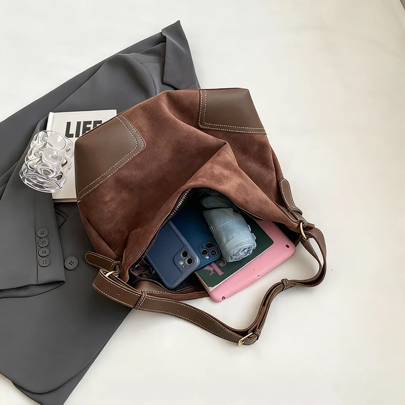 Korean version Large Capacity Bucket Bag Casual Tote Bag WomenS Commuting Shoulder Bag Retro Handbag 251104