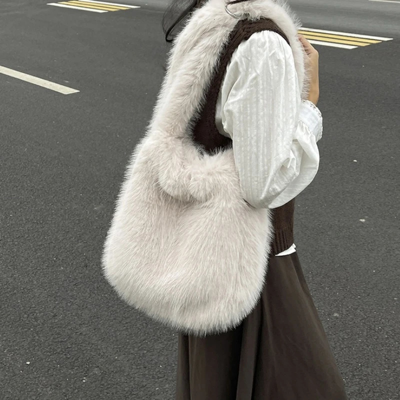 Solid Color Womens Soft Plush Shoulder Bags Simple Winter Faux Fur Tote Underarm Bags Large Capacity Female Furry Messenger Bag 251104