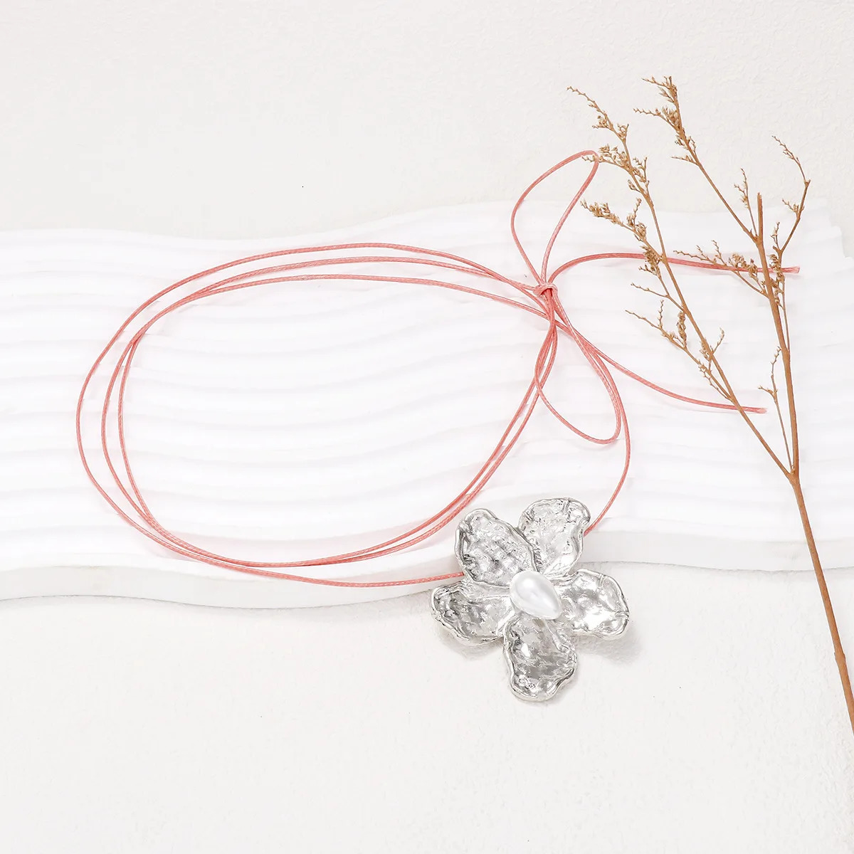 Casual Creative Flower Pendant Necklace Gold Color Alloy Choker Necklae for Women in Charm Holiday Party Jewelry 251031