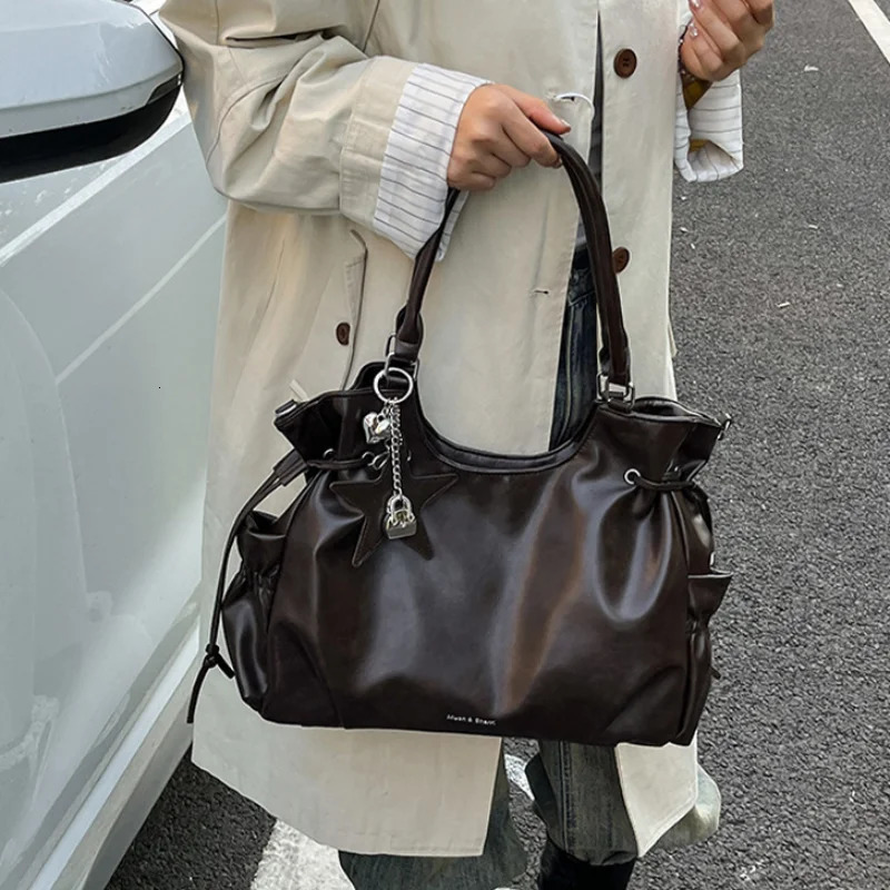 Casual Versatile Tote Bag Fashion Highend Largecapacity Handbag Highquality Pu Retro Commuter With Pendant Crossbody Bag 251031