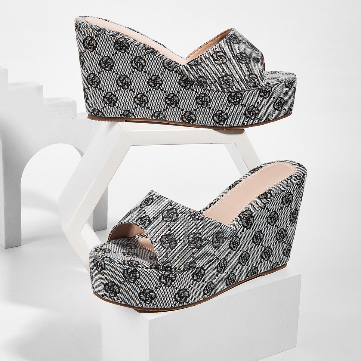 designer shoes 2025 new European and American style women's wedge heel sandals flower print fashionable vacation style large size outdoor slipper