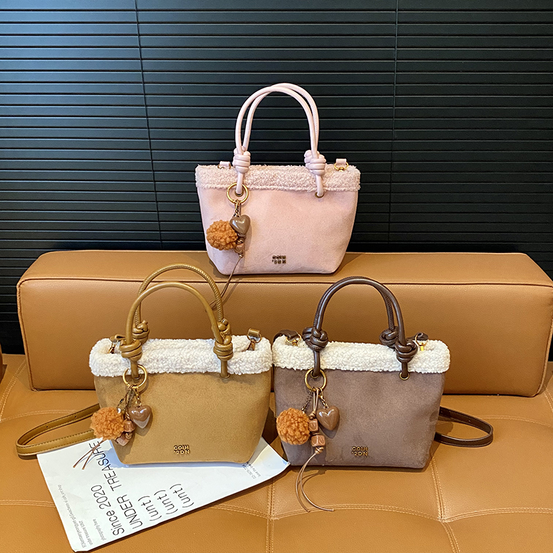 Frosted retro bag for women in autumn and winter 2025, new casual plush crossbody bag, popular and explosive bucket bag this year