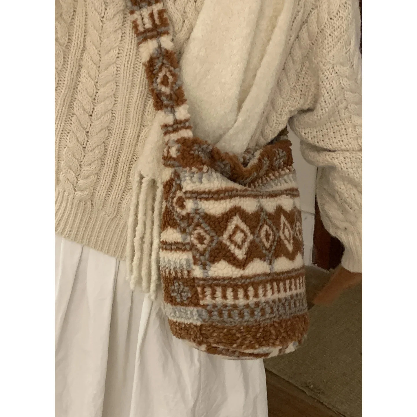 Fashionable Large Capacity Crossbody Plush Bucket Bags Autumn Winter Cute Lamb Wool Bag for Women 251104