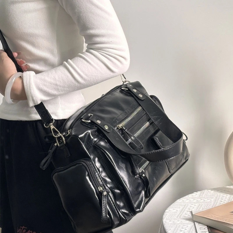 2025 Vintage Punk Women Tote Bags Trend Large Capacity Crossbody Shoulder Bags Moto Style Multi Pockets Commute Bolso Mujer 251031