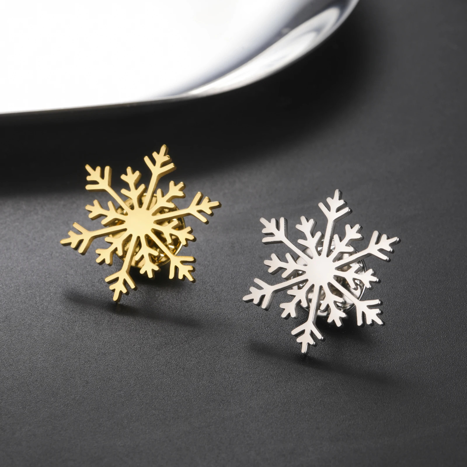 Lucktune Snowflake Metal Pins Brooch Christmas Pin Year Badges for Men Stainless Steel Jewelry 2025 Bag Accessories 251104