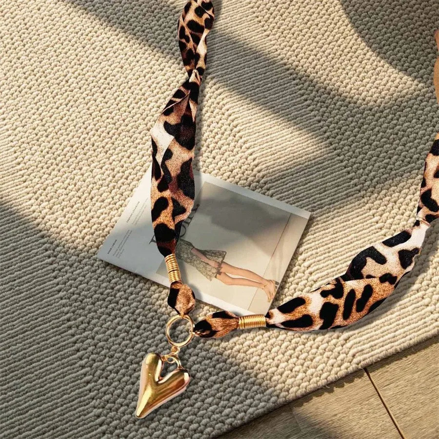 Vintage Leopard Print Peach Heart Necklace Pendant Chain Women Girls Gifts Fashion Jewelry Party Gift 2025 Style 251031