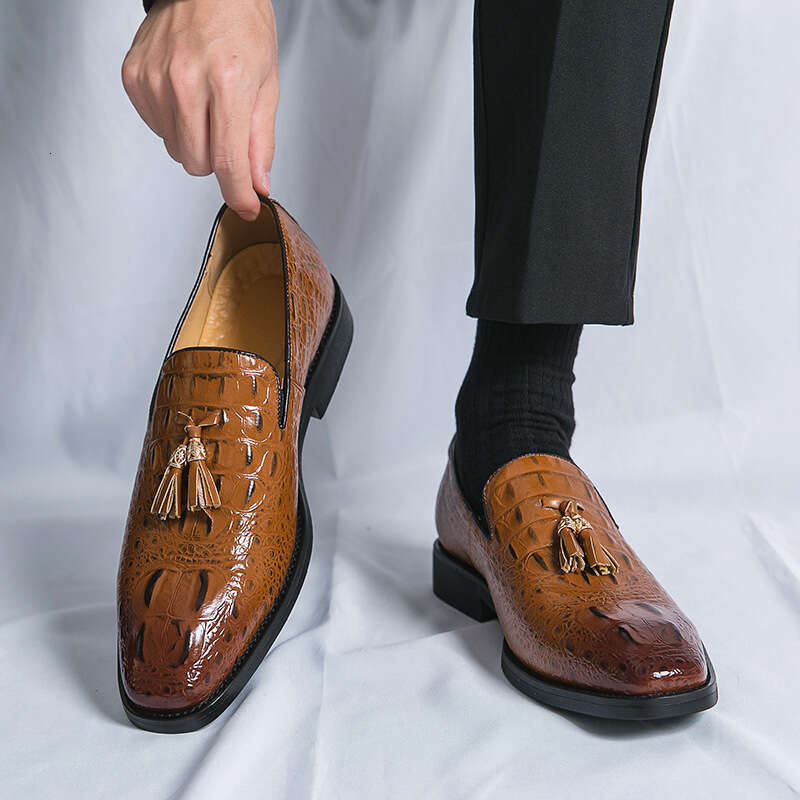 Large crocodile patterned embossed tassel men in sizes 38-48, business casual leather shoes for men, pointed loafers