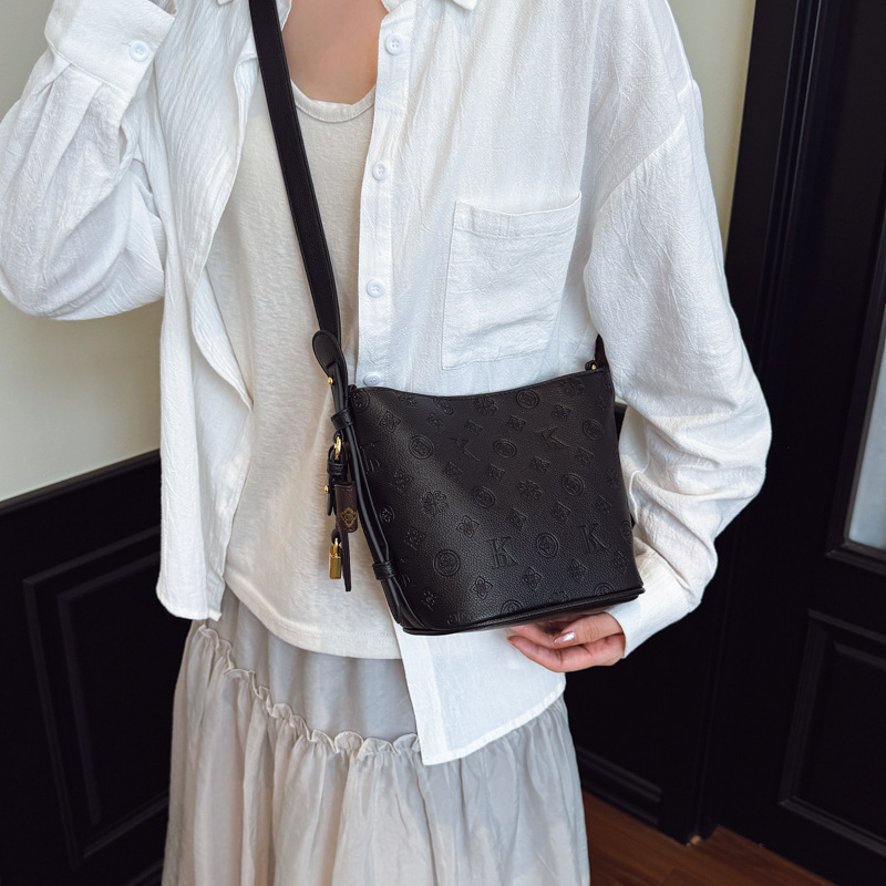 High-end bucket bag for women 2025 new style handbag embossed versatile ladies temperament fashion shoulder crossbody bag