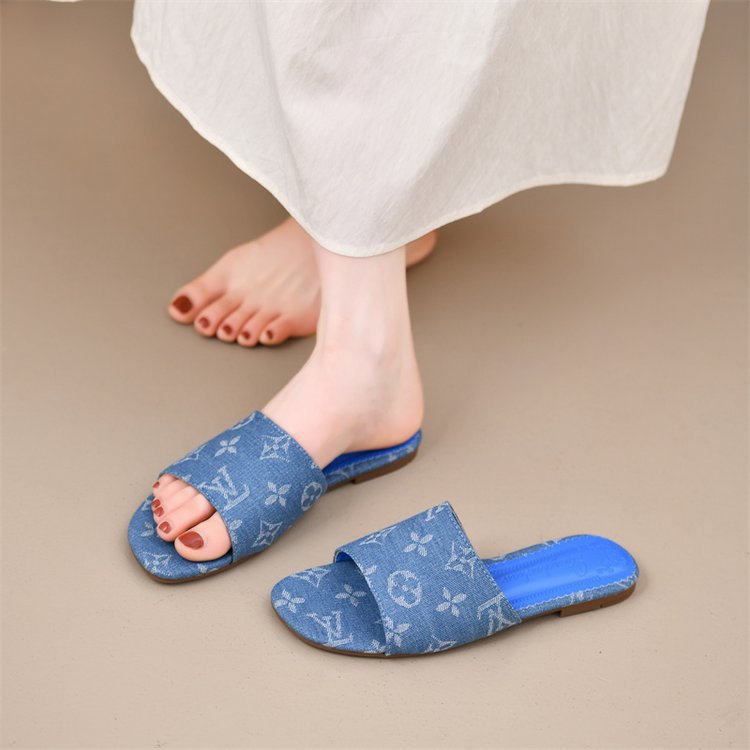 new Style Colorful Logo Printed Black and White Slippers Trendy Design Fashionable and Versatile Eye-catching for Going Out Casual Women's Slippe