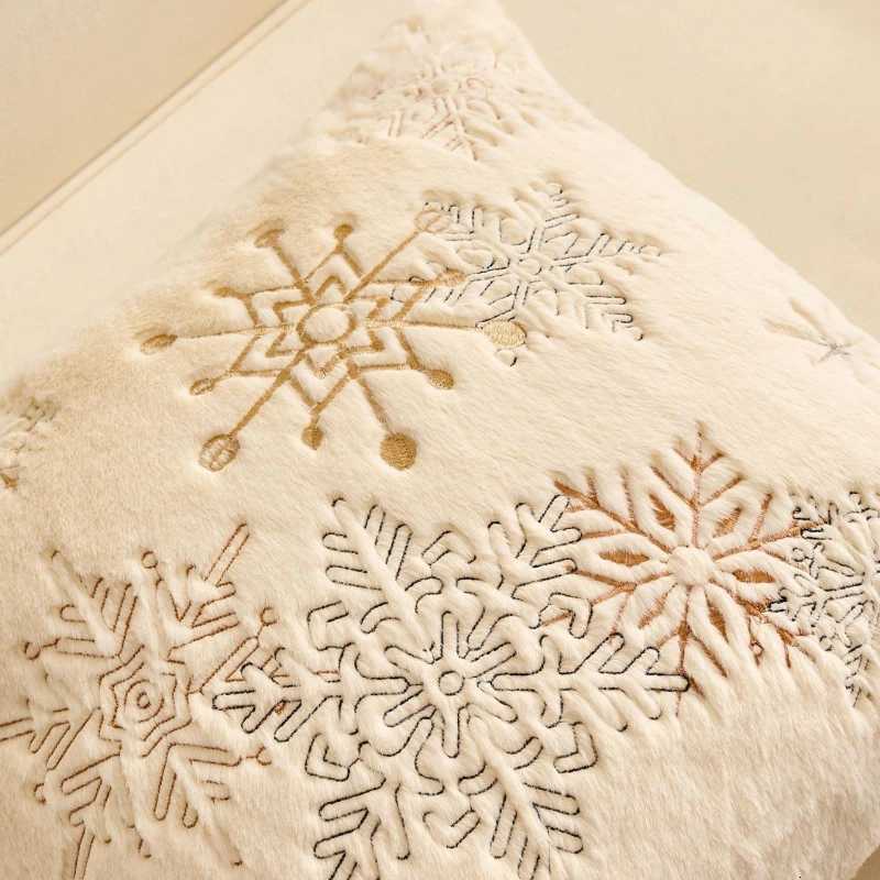 Plush Christmas Embroidered Cushion Cover Soft and Comfortable Festival Pillow Covers Decorative New Years Home Pillow Case Y251105