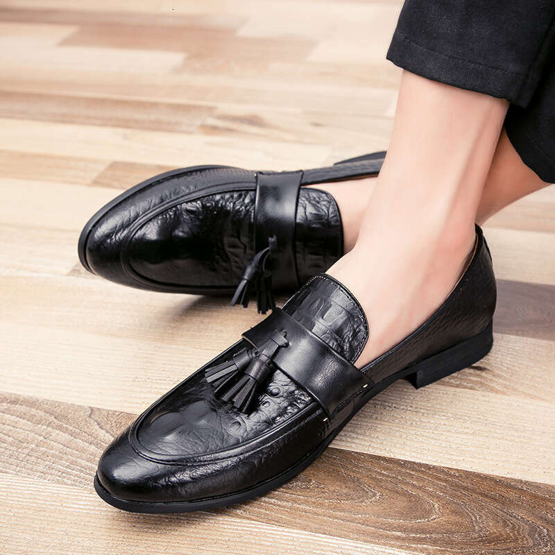 Oversized British pointed leather 2023 Spring and Autumn season crocodile patterned tassels business casual men's office shoes