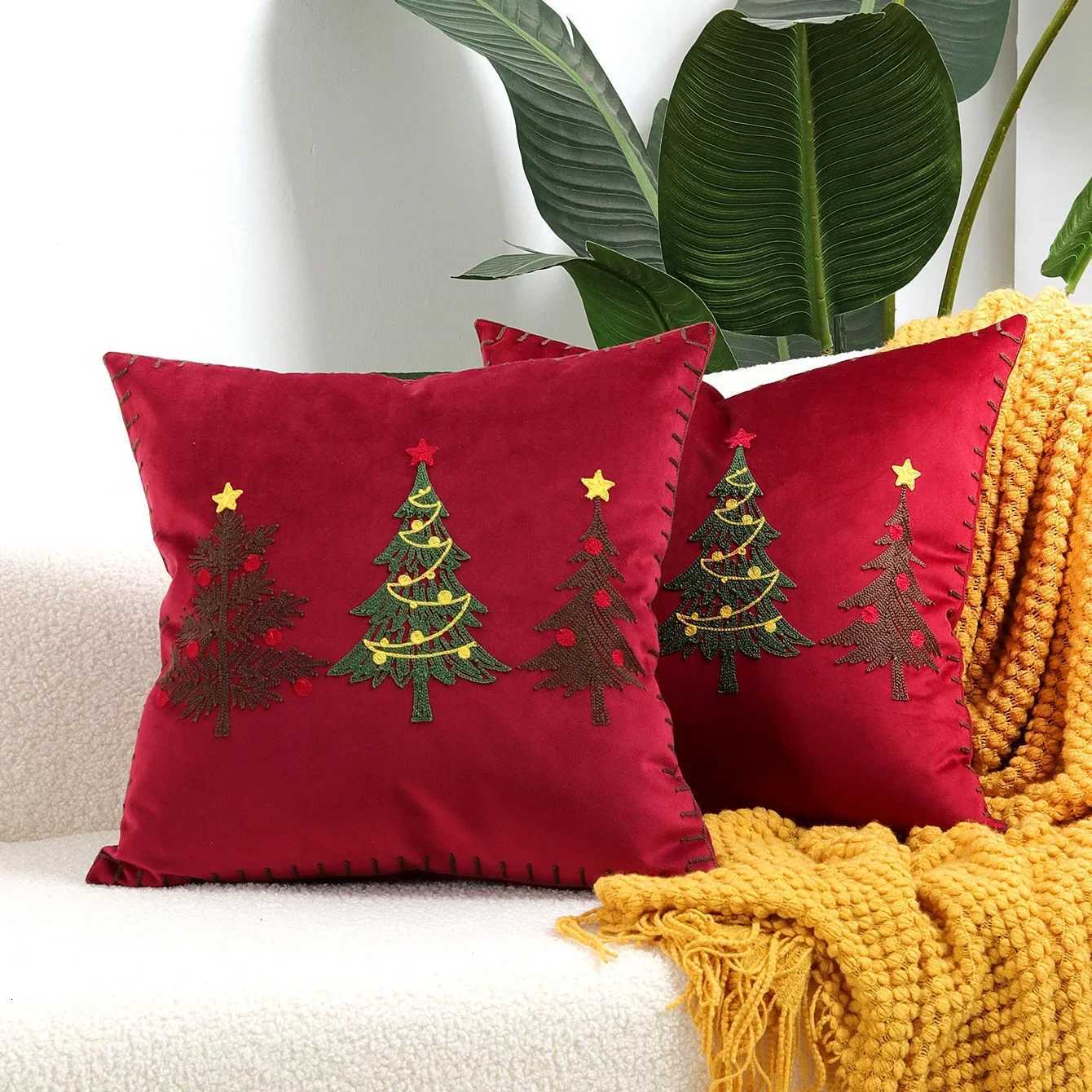 Christmas Patchwork Embroidered Cushion Cover Red Green MerryChristmas Pillow Case Velvet Home Decor Decorative Cushion for Sofa Y251105