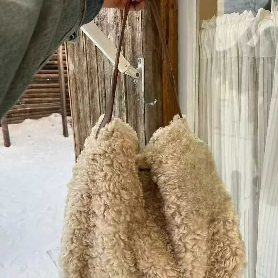 Niche Design Plush Handbag Single Shoulder Womens Bag 2025 Autumn Winter New Lamb Wool Large Capacity Tote Bags Z251104