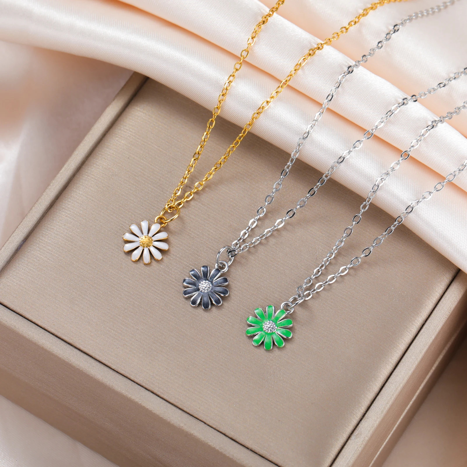 Unift Tiny Daisy Pendant Necklace Cute Clavicle Chain For Women Stainless Steel Little Flower Neck Jewelry Christmas Gift 251104