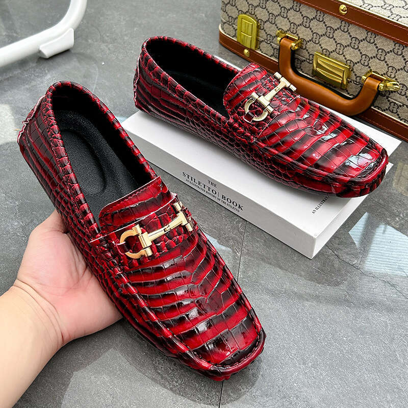 Large casual and fashionable bean sizes 38-48, one foot fashion red lazy shoes, wedding men's shoes