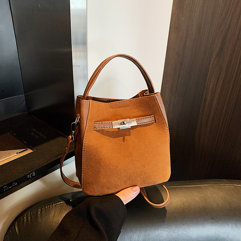 2025 Spring Women's Simple Leisure Fashion Luxury Party Handbag Large Capacity Crossbody Bag Essential Shoulder Bag for College Students Shopping