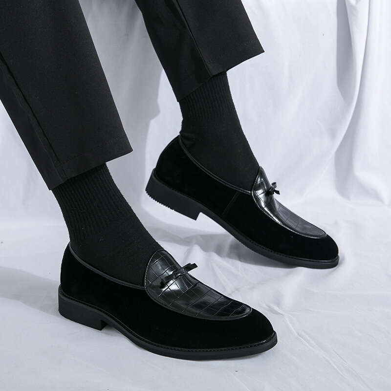 Large men's loafers, fashionable new business dress shoes, trendy one foot lazy shoes