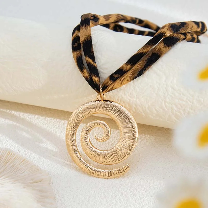 Exaggerated Metal Large Starfish Pendant Necklace for Women Vintage Brown Leopard Print Rope Short Choker Necklace Jewelry 251031